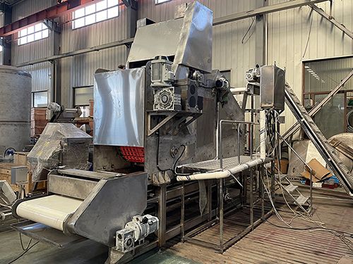 Prune pitting machine